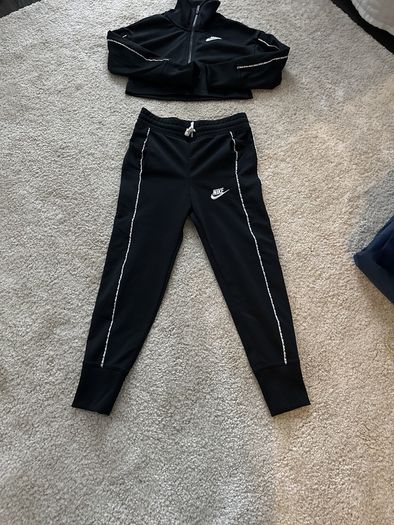 Nike black tracksuit (xs/122-128cm)