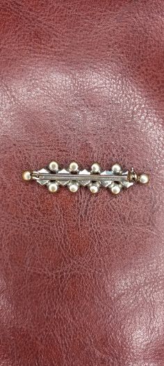 Vintage jewelry is sold individually for 5 to 10 euros