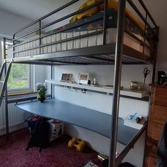 Bunk bed (mattress included)