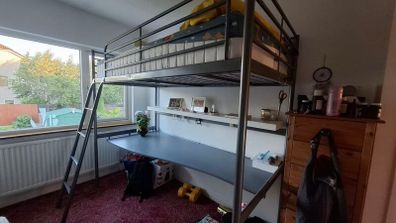 Bunk bed (mattress included)
