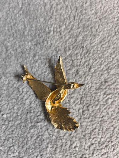 Gold tone fly bird brooch