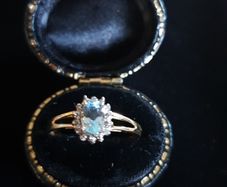 10 c gold ring with Natural Topaz and Diamonds