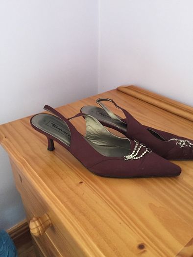 Low wine sling backs