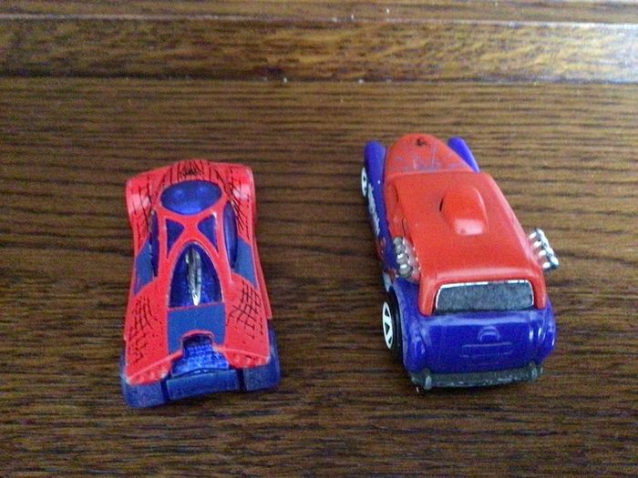 2 Hot Wheels Mattel Spiderman cars
