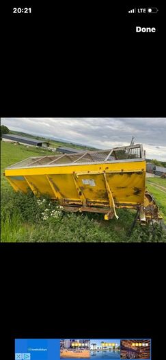 Road gritting body