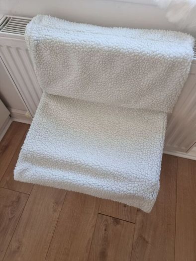 Radiator cat bed