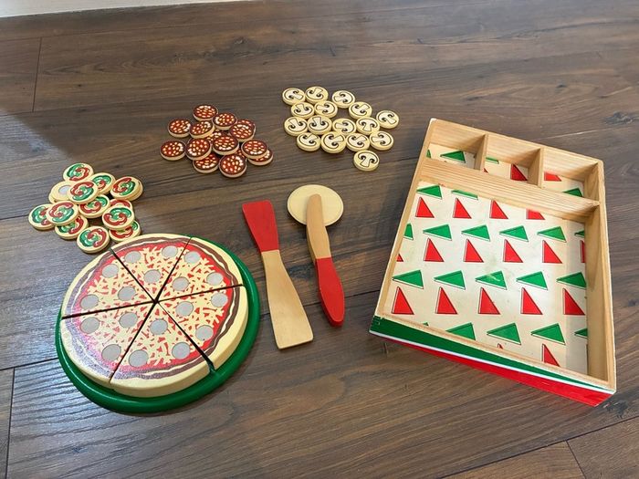 Assorted kitchen toys (food / dishes / appliances, 60+ items)