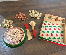 Assorted kitchen toys (food / dishes / appliances, 60+ items)