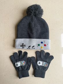 Nintendo Brand New Bobble Hat & Gloves