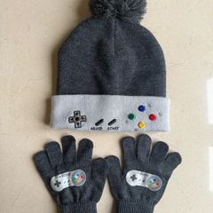 Nintendo Brand New Bobble Hat & Gloves