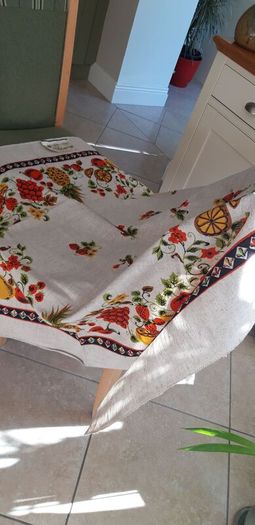 Stunning New Unused Modern Era Fine Linen Hand Printed Tablecloth 52 x 52 inches
