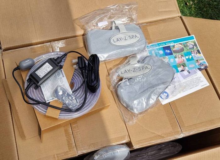 Brand New Bestway Lay-Z-Spa Hollywood Luxe