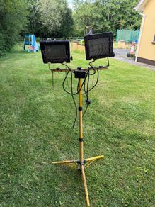 heavy-duty twin halogen work light on a telescoping tripod stand