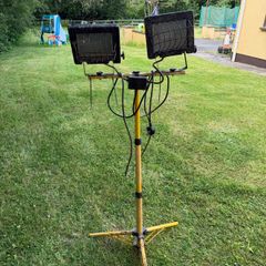 heavy-duty twin halogen work light on a telescoping tripod stand