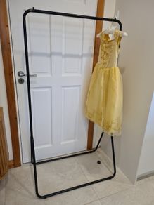 Metal clothes hanging rail