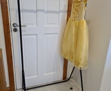 Metal clothes hanging rail