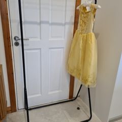 Metal clothes hanging rail