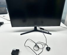 1 x SAMSamsung- U32J590 4K Ultra HD 32" LED Monitor - Black