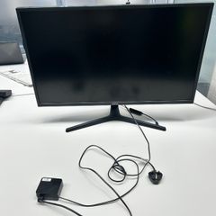 1 x SAMSamsung- U32J590 4K Ultra HD 32" LED Monitor - Black
