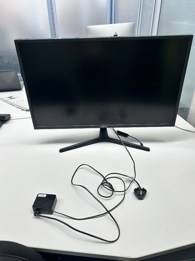 1 x SAMSamsung- U32J590 4K Ultra HD 32" LED Monitor - Black