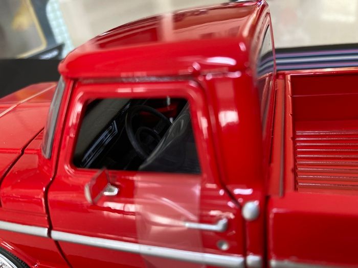 Ford F-100 Pickup Truck Year 1969 MotorMax 1/24