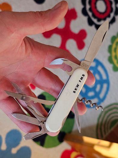 Vintage Wenger Traveler Discontinued Collectable Swiss Army Knife 85mm model