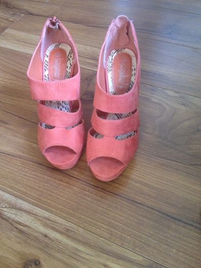 Beautiful Wedge Sandals (eu38/ size 5)