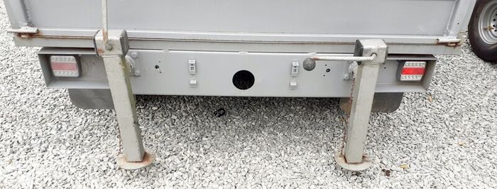 Heavy duty trailer with standing jackes
