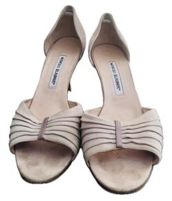 manolo Blahnik 39.5 beautiful butter soft beige suede shoes