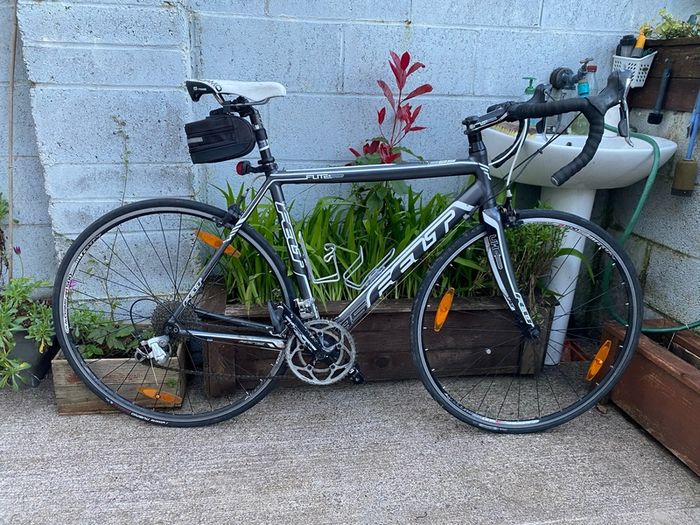 Felt F-LITE 700x25c wheels 21.5 inch frame 2x8 speed comes with holder bottle back bag holder pump light