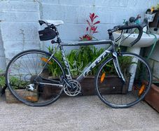 Felt F-LITE 700x25c wheels 21.5 inch frame 2x8 speed comes with holder bottle back bag holder pump light