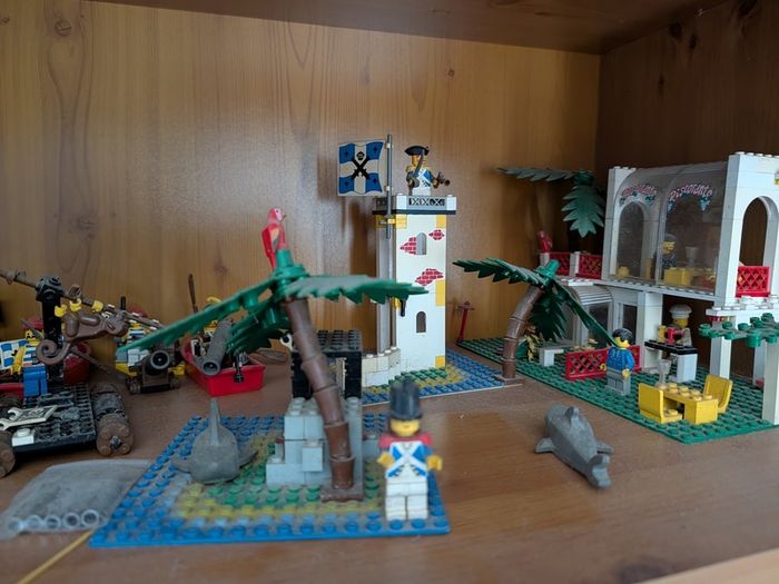 Vintage LEGO Collection - Pirates, Police, Town & Racing