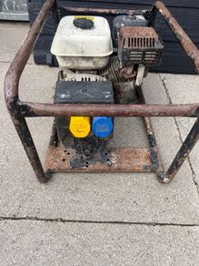 Taskman G2700HNP 2.7kVA dual-voltage petrol generator, powered by a Honda GX160 engine, with 110V and 230V sockets