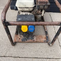 Taskman G2700HNP 2.7kVA dual-voltage petrol generator, powered by a Honda GX160 engine, with 110V and 230V sockets