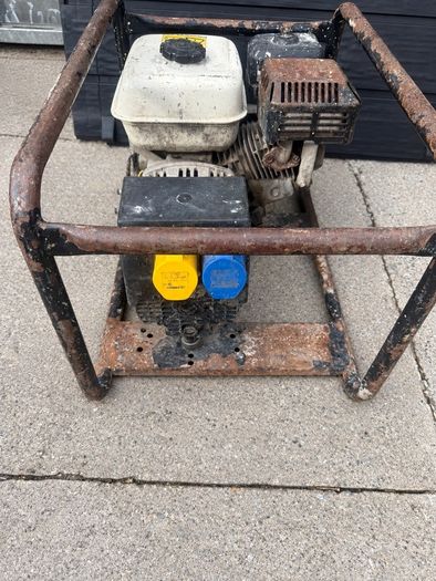 Taskman G2700HNP 2.7kVA dual-voltage petrol generator, powered by a Honda GX160 engine, with 110V and 230V sockets