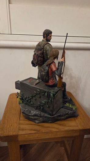 The Last of Us - Joel & Ellie Statue Post Pandemic Edition