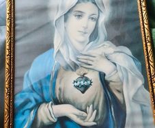 Vintage framed picture features a classic print of the Immaculate Heart of Mary, framed in an ornate gilded wood