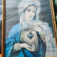 Vintage framed picture features a classic print of the Immaculate Heart of Mary, framed in an ornate gilded wood