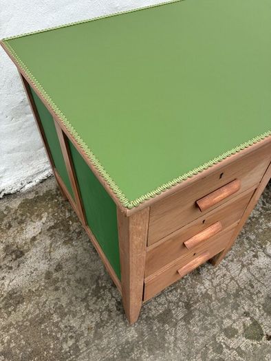 Pedestal desk