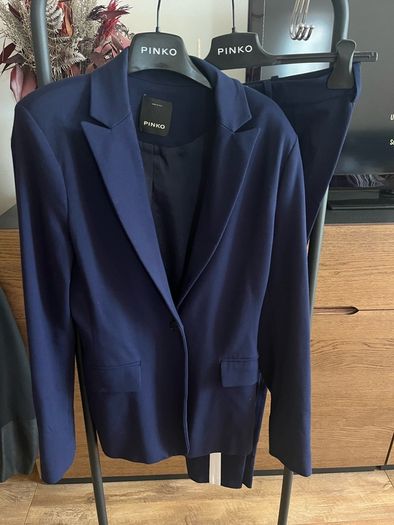 Pinko navy suit