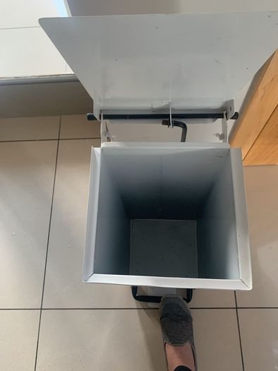 Wipeout metal fire retardant waste bin