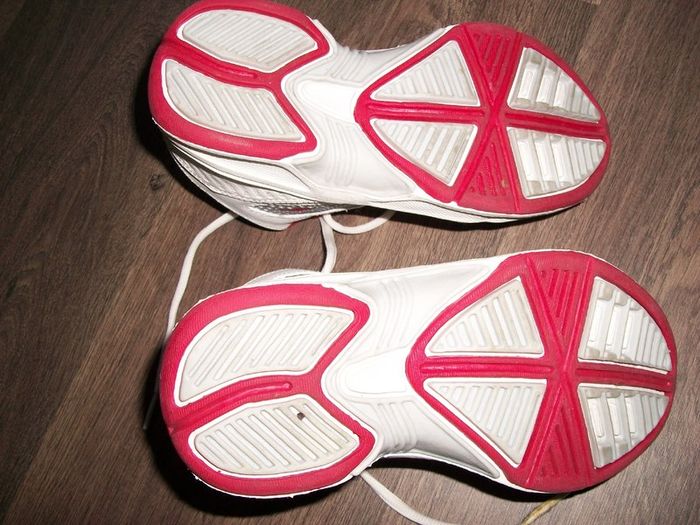 Avia kids shoes.