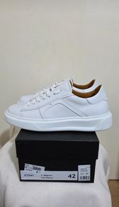 White men's shoes.Monsieur