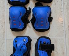 skateboard / rollerskate pads kid size
