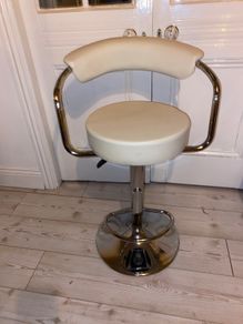 Swivel height adjustable make up chair