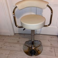Swivel height adjustable make up chair