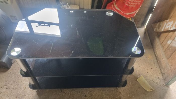 t v stand