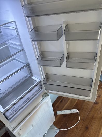SAMSUNG integrated Fridge Freezer : BRB26705FWW