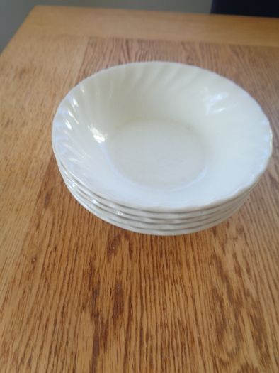White Desert/Soup Dishes x 5 for Sale