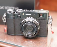 Fujifilm X100VI fixed lens Camera (Black) - Like new
